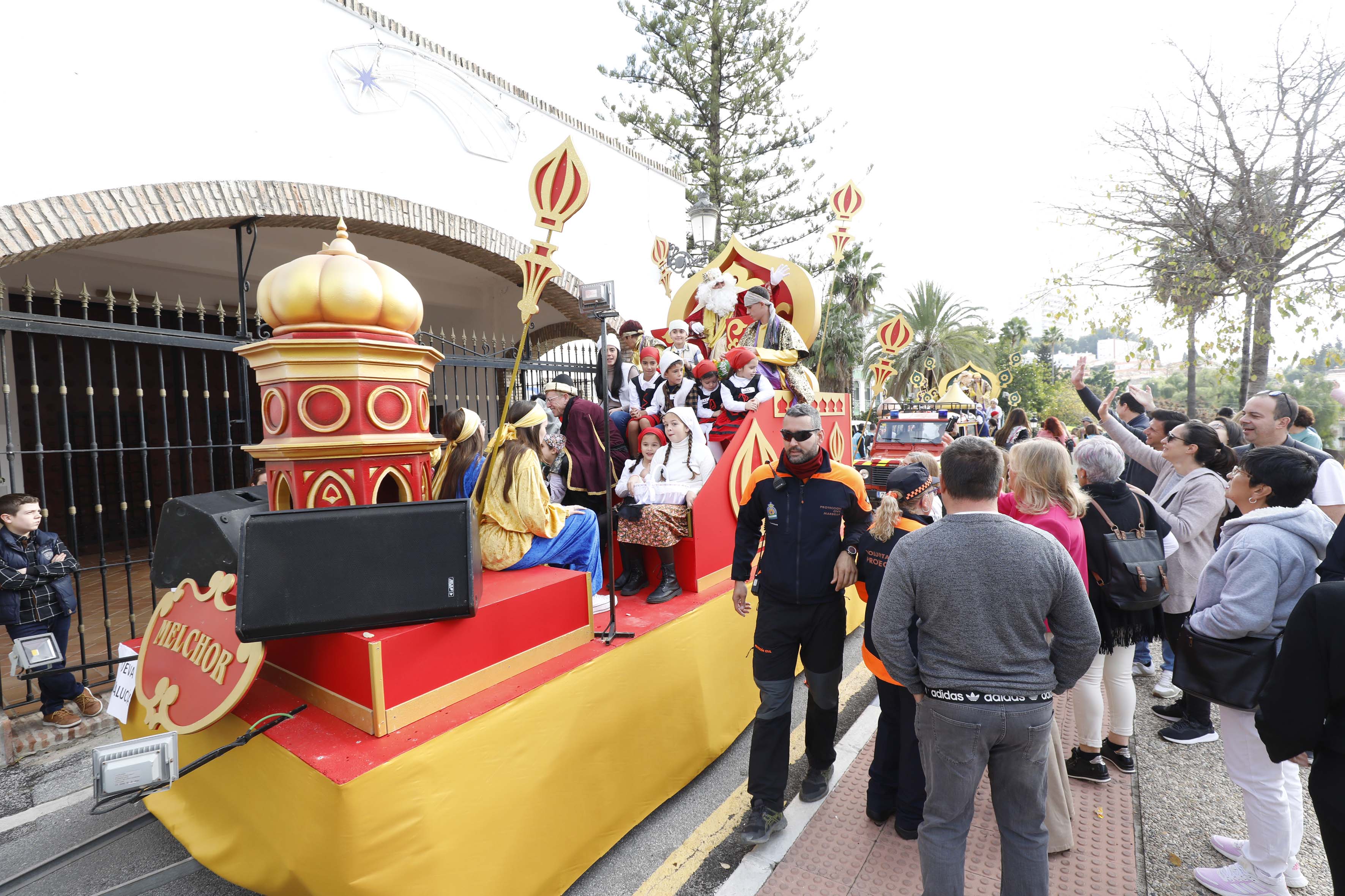 Nueva Andalucía celebra su Cabalgata de Reyes Magos con un desfile por sus calles, despertando el entusiasmo de los más pequeños a su paso